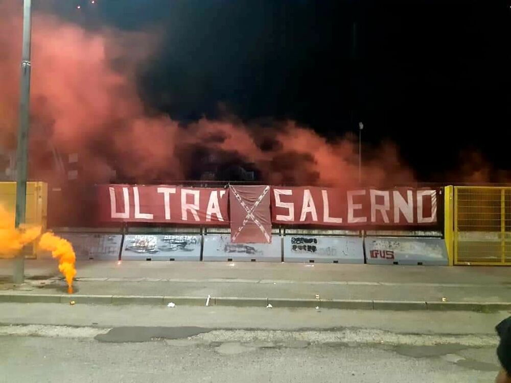 Salernitana, la storia degli ultras: striscione anni Ottanta all'Arechi