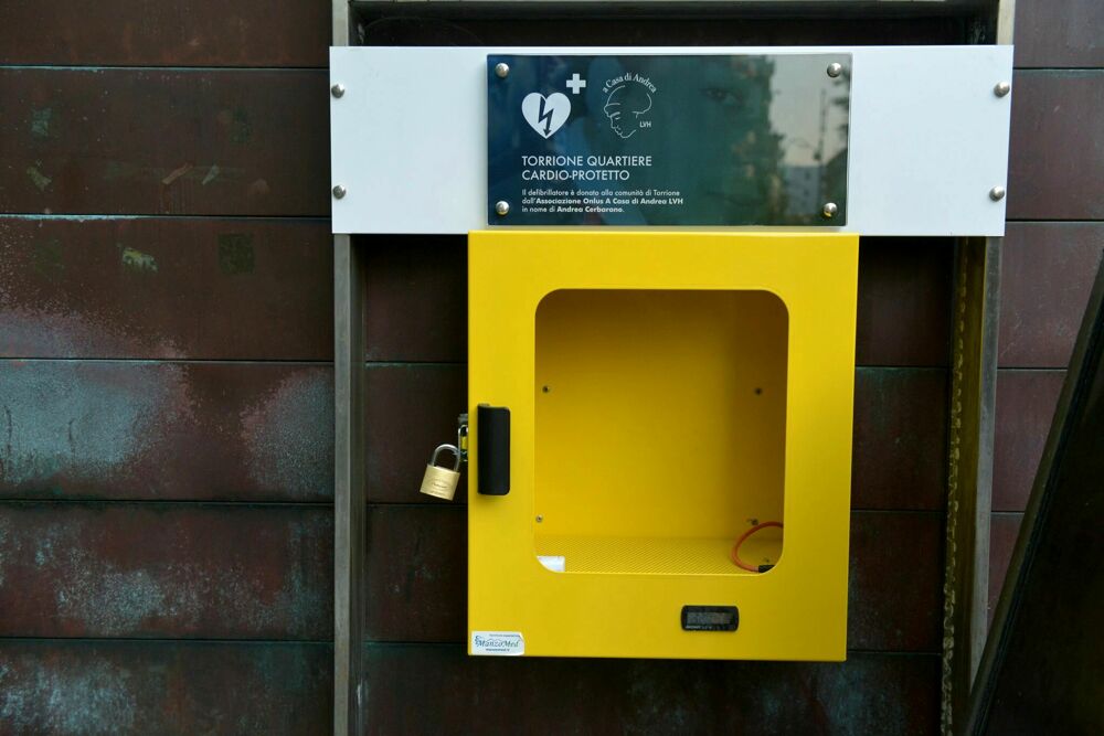 Ladri a Torrione, rubato il defibrillatore in via Posidonia: si indaga