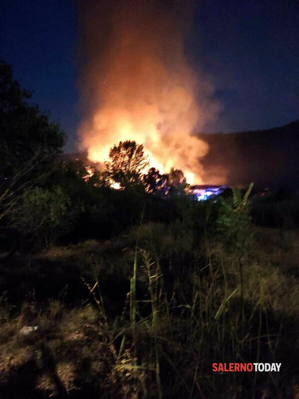 Bruciano le colline salernitane: incendio ad Ogliara