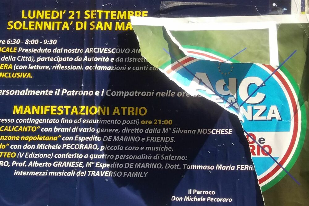 Guerra dei manifesti elettorali a Salerno: "oscurato" l'avviso sacro di San Matteo