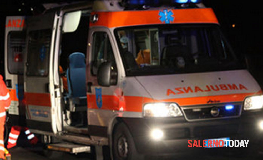 Incidente a Scafati, moto sbanda e finisce contro un container: grave 19enne
