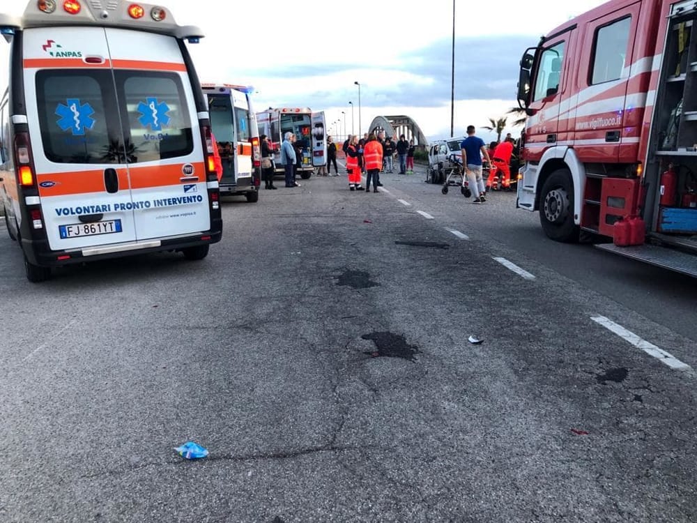 Incidente a Pontecagnano, auto sbanda e si schianta contro i veicoli fermi