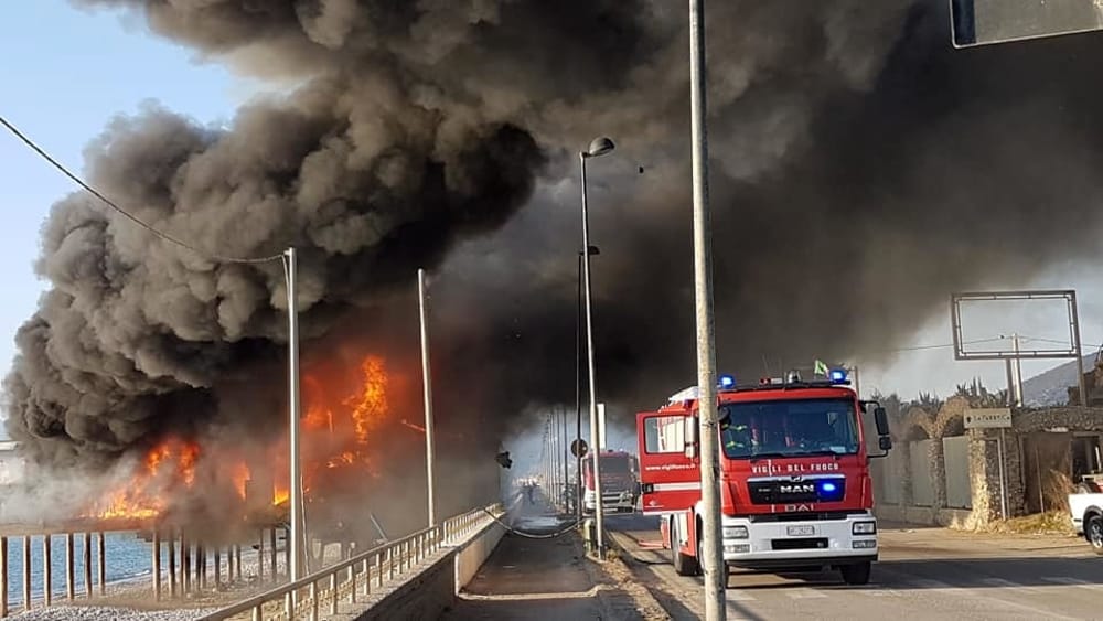 Pontecagnano, in fiamme il lido “La Vela”: deviato il traffico