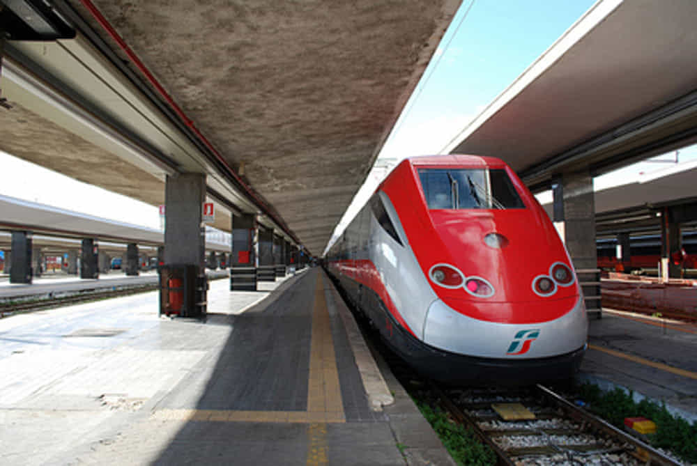 In fuga dall’ospedale sale su un treno diretto a Salerno: arrestato uomo positivo al Covid-19