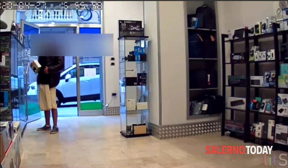 Ruba in un negozio di telefonini e fugge a Vallo: incastrato dal video