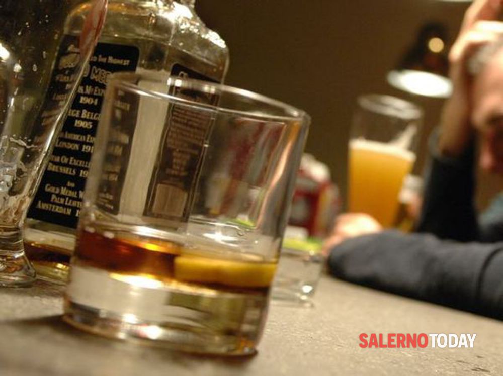 Fase 2, nuova ordinanza di De Luca: stop alcolici dopo le 22, bar chiusi all’una