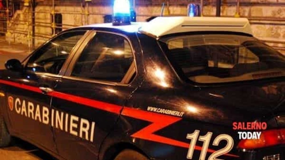 Incidente a Pagani, auto inseguita dai carabinieri finisce contro un palo: fermati 4 giovani