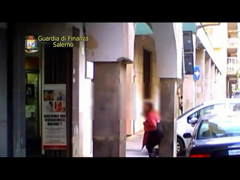 Falsa cieca a Salerno: percepiva 700 euro da 7 anni, blitz della Finanza
