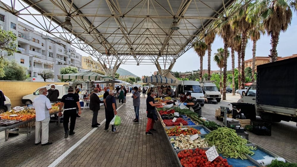 Riaprono i mercatini a Salerno, la visita del sindaco: “Buona ripresa a tutti”