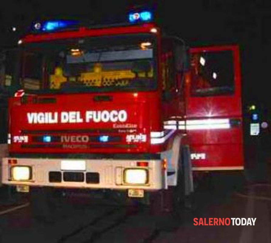 Auto in fiamme sulla Cilentana: uomo alla guida illeso, i soccorsi