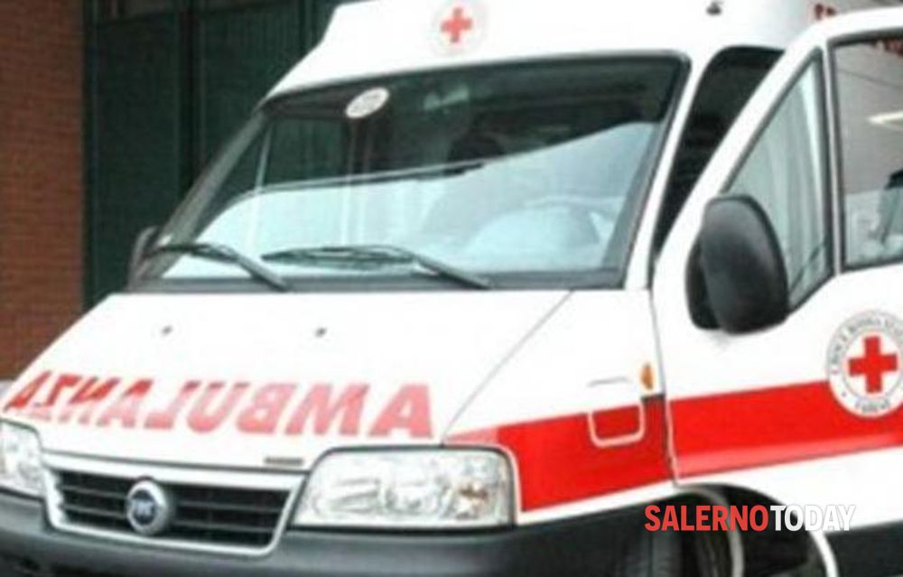 Incidente ad Albanella, furgone di schianta contro un muro: due feriti