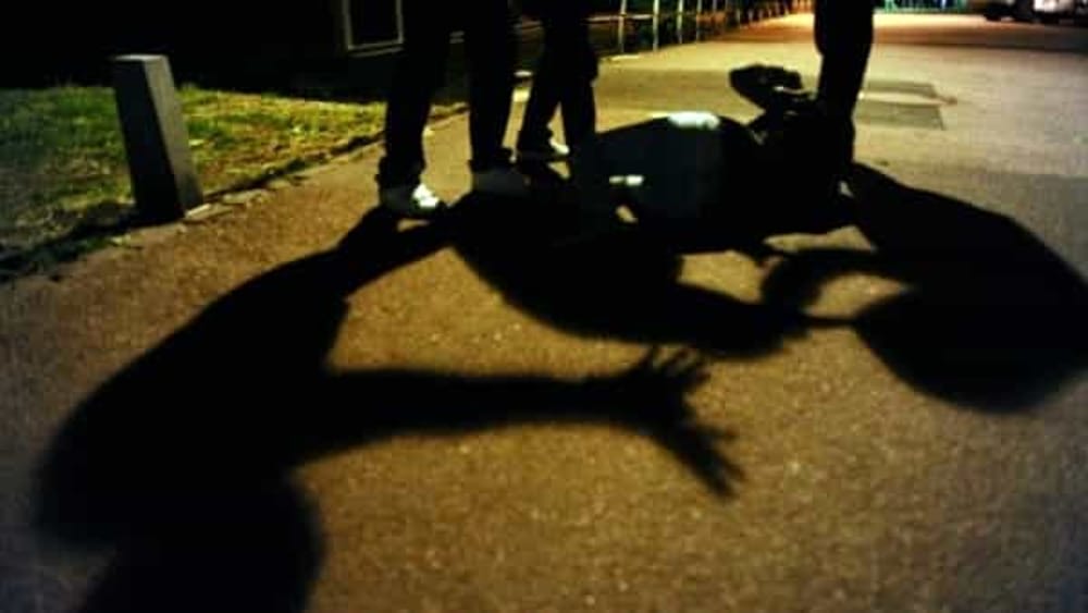 Picchiano un coetaneo per rubargli lo scooter: arrestati due minorenni a Sarno