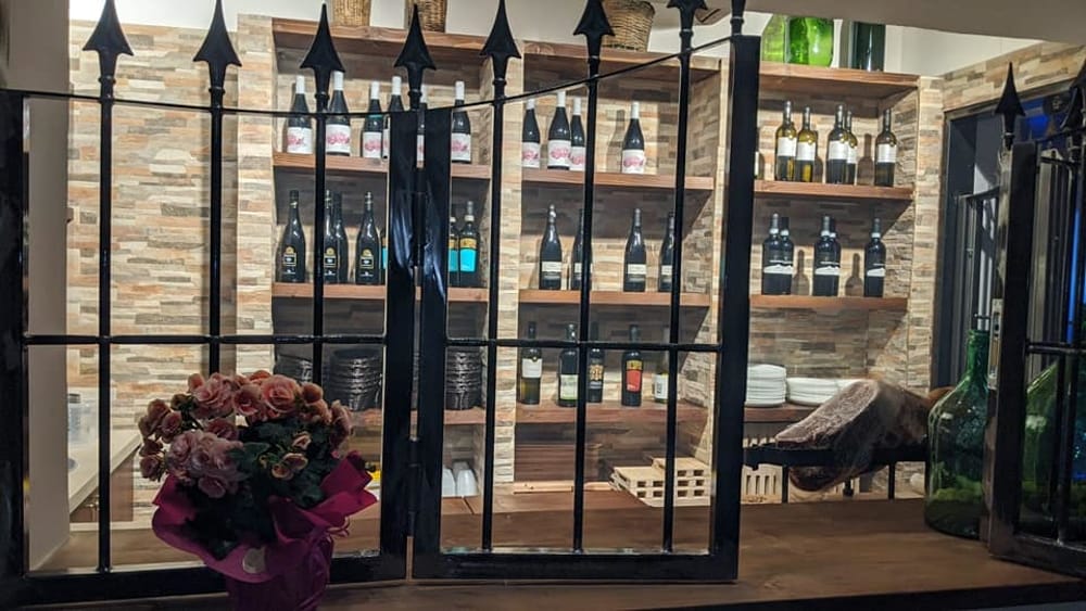 Tutti “Al Portico”: oltre ai caffè e agli aperitivi, ha aperto i battenti anche la sala wine bar