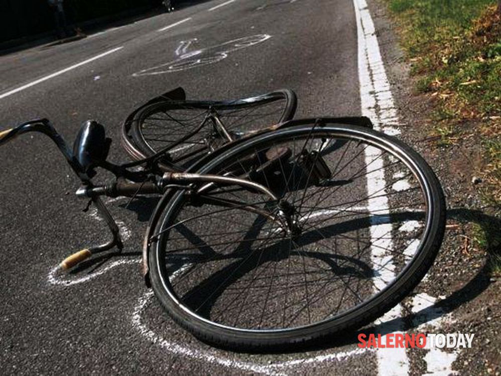 Incidente stradale ad Angri, ciclista travolto da un’auto in corsa