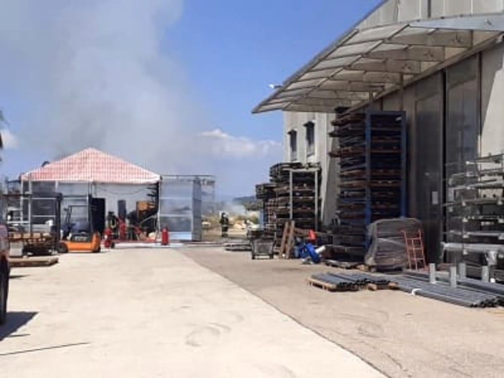 Incendio in una fabbrica di acciaio, a Matinella di Albanella