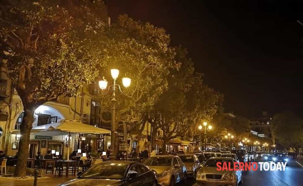 Blitz nei locali della movida a Salerno: scattano 9 chiusure, rissa nel centro storico