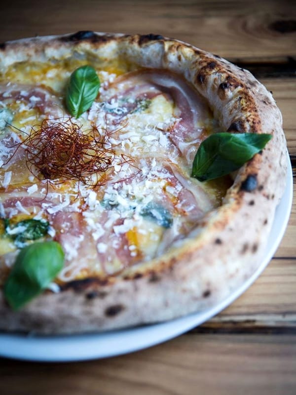 Pizze d’eccellenza da degustare “tra l’alloro”: Madìa accoglie i buongustai anche all’esterno