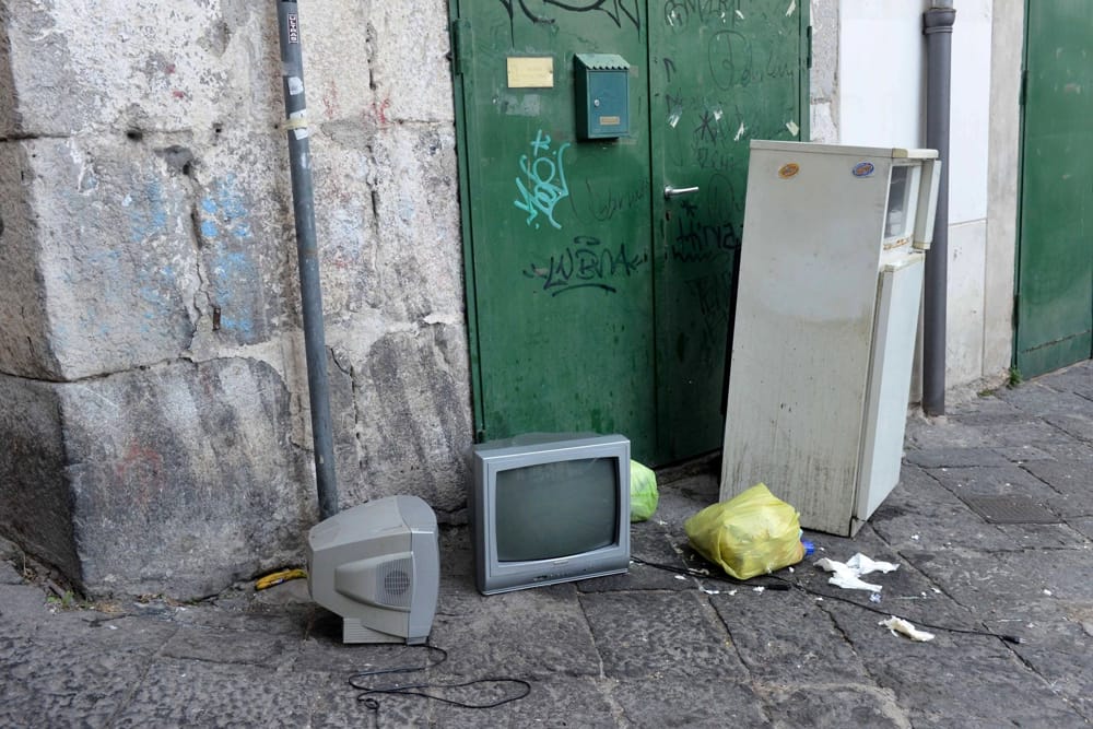 Frigorifero, televisori e materassi  abbandonati nei vicoli di Salerno