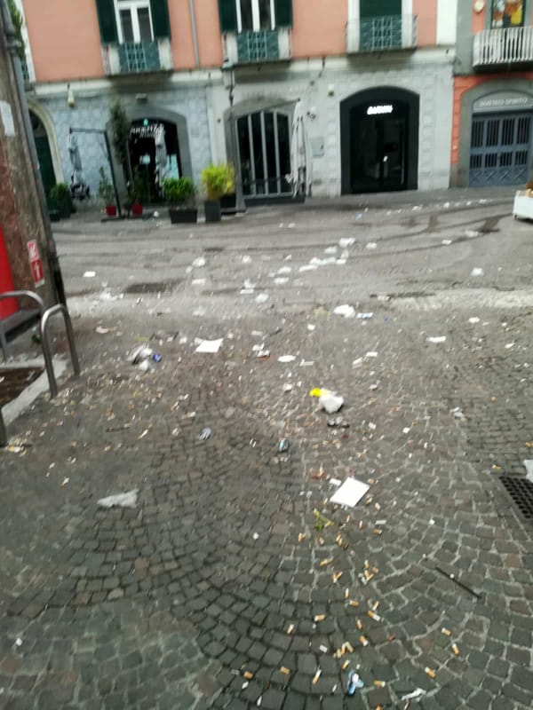 Torna la movida a Salerno, rispuntano anche gli incivili che abbandonano i rifiuti