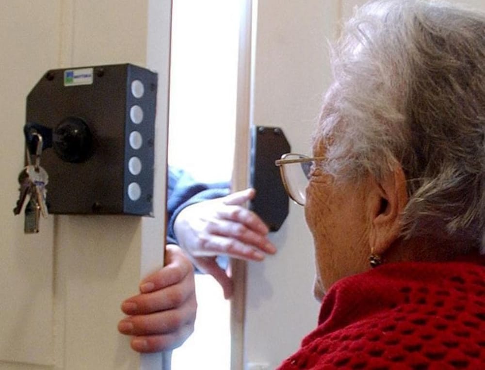 “Aiutami, ho bisogno di 5 mila euro”: anziana truffata a Cetara
