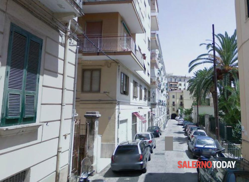 Salerno, ragazzo straniero accoltellato in strada: si indaga