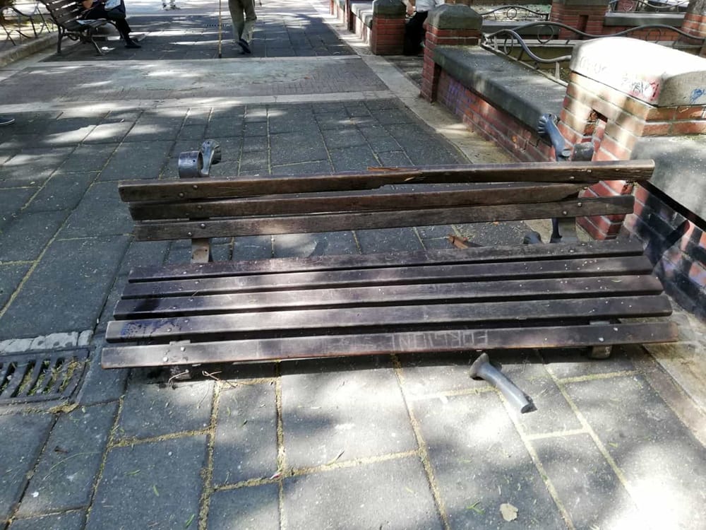 Raid in Piazza San Francesco, danneggiata una panchina: “Fanno schifo”
