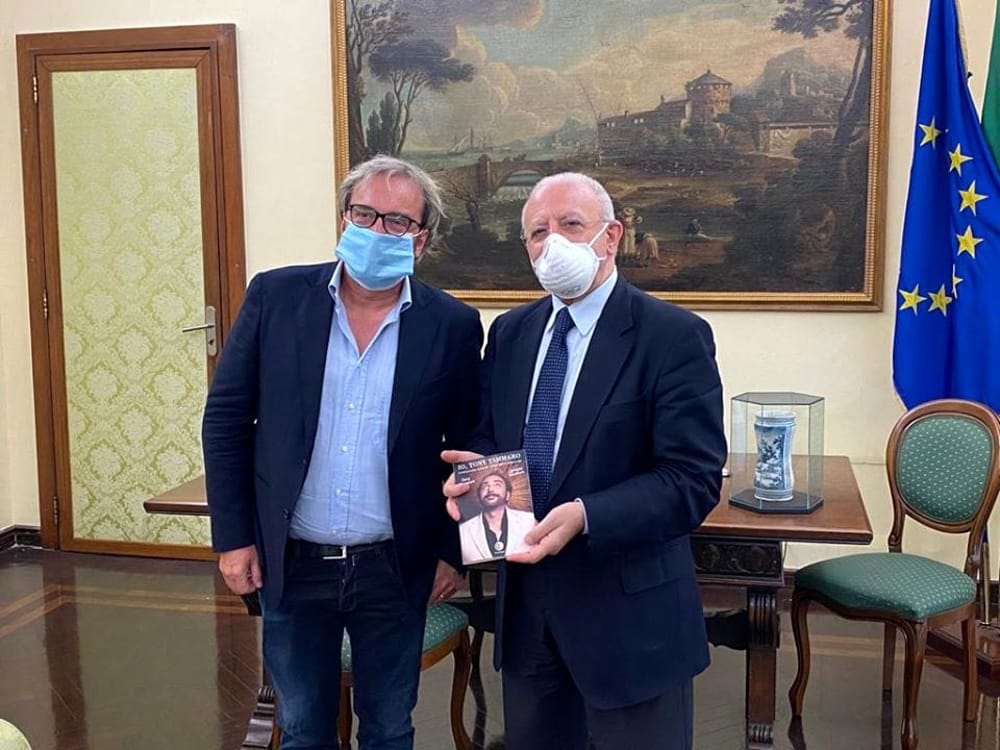 Curiosità, Tony Tammaro fa visita a De Luca per regalargli il suo libro