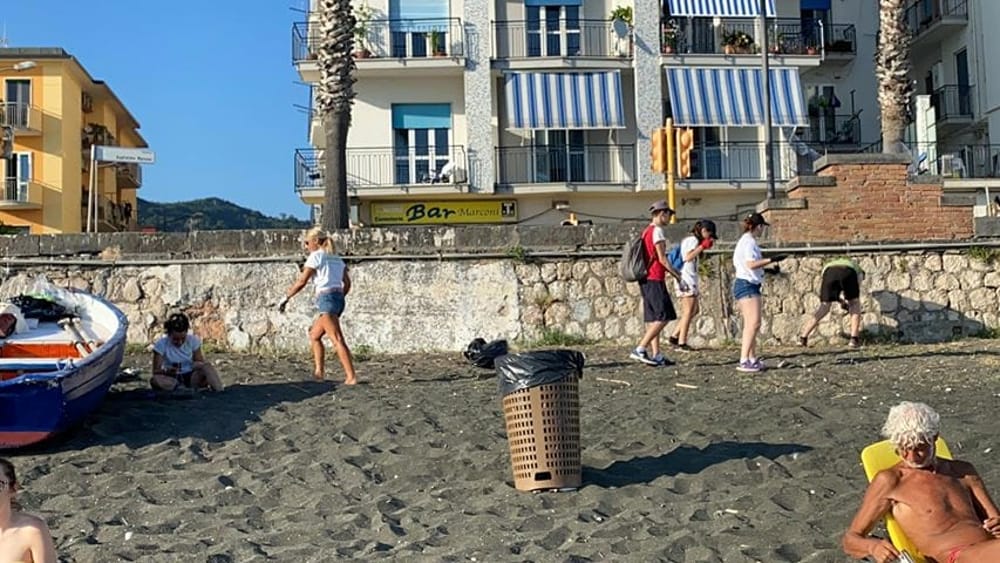 Salerno, i volontari di Greenpeace ripuliscono la spiaggia