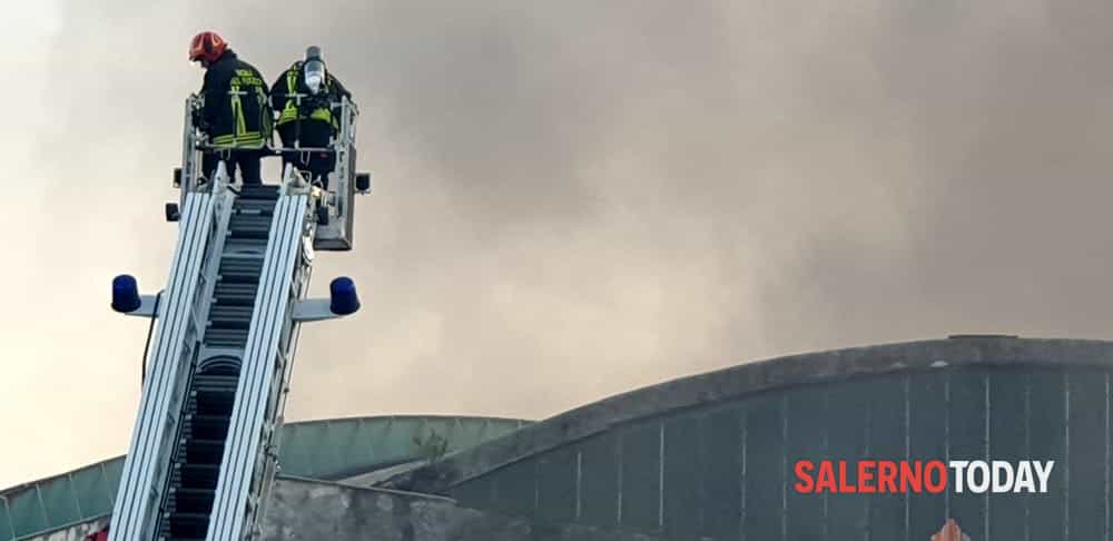 Incendio in una ex fabbrica dismessa a Salerno: corrono i pompieri