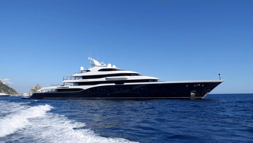 Cilento, avvistato il proprietario di “Louis Vuitton” con il suo mega yacht