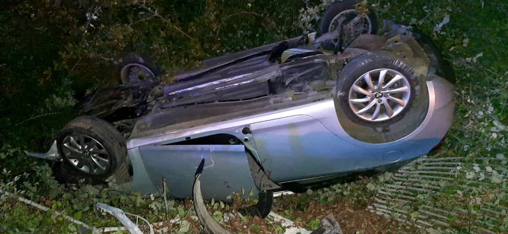 Incidente a Salerno, auto sbanda e si ribalta in litoranea: ferito 45enne