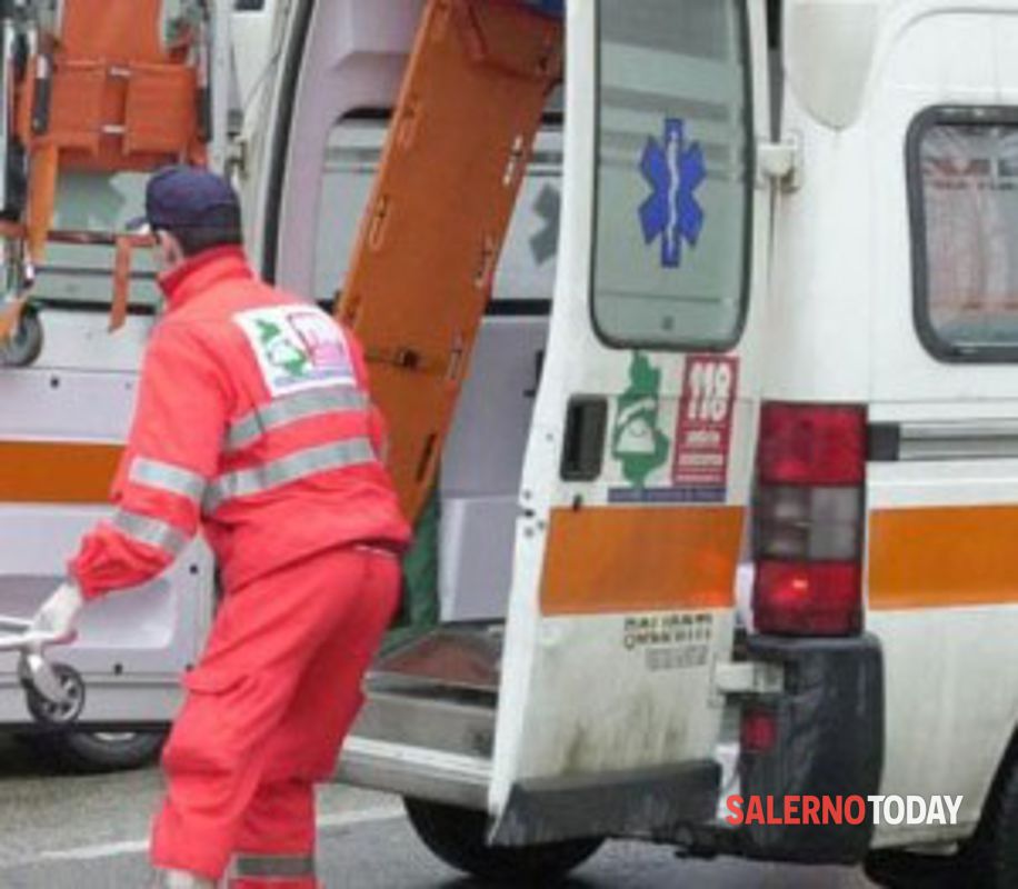 Incidente a Salerno, auto contro scooter: un ferito