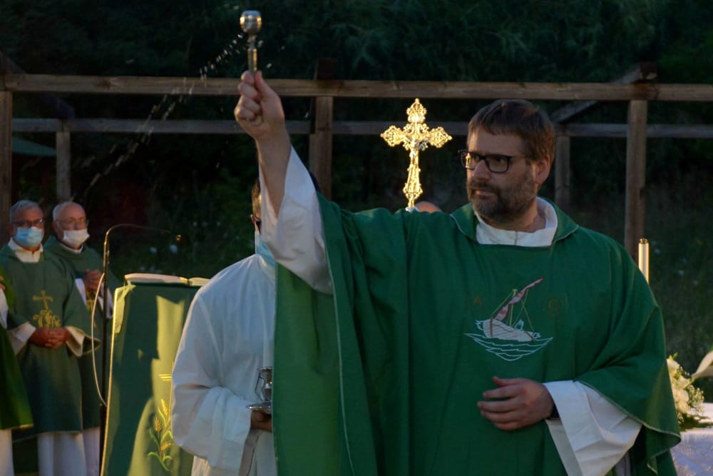 Salerno, i fedeli accolgono il nuovo parroco della chiesa di Santa Croce