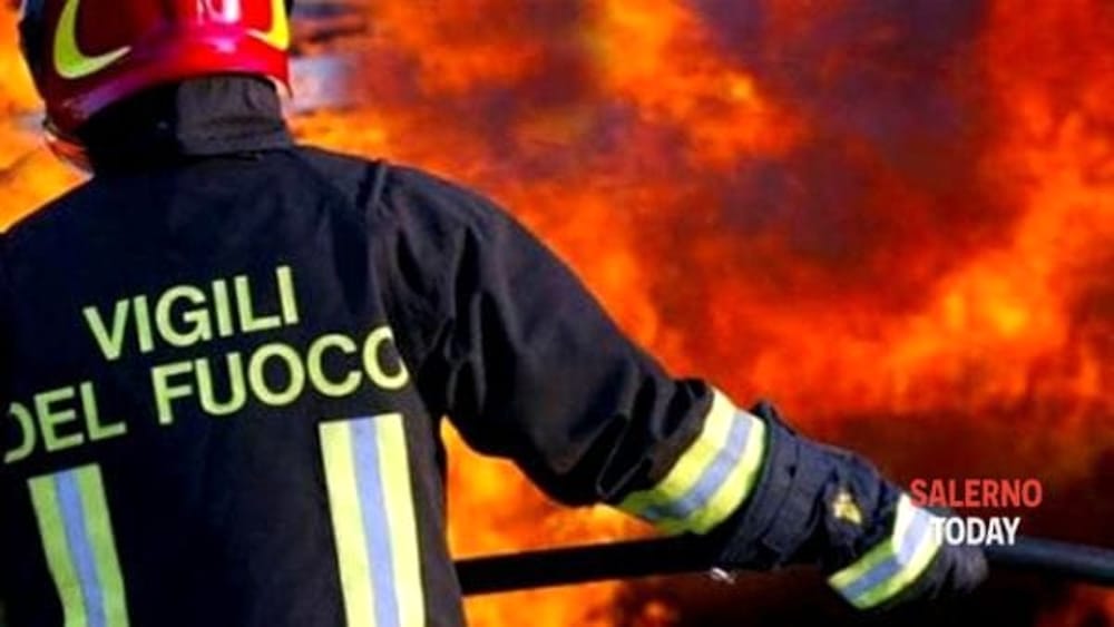 Canne da fiume in fiamme a Castel San Giorgio: corrono i pompieri