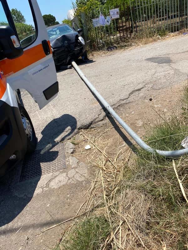 Incidente a Pontecagnano: malore in auto, finisce contro un palo