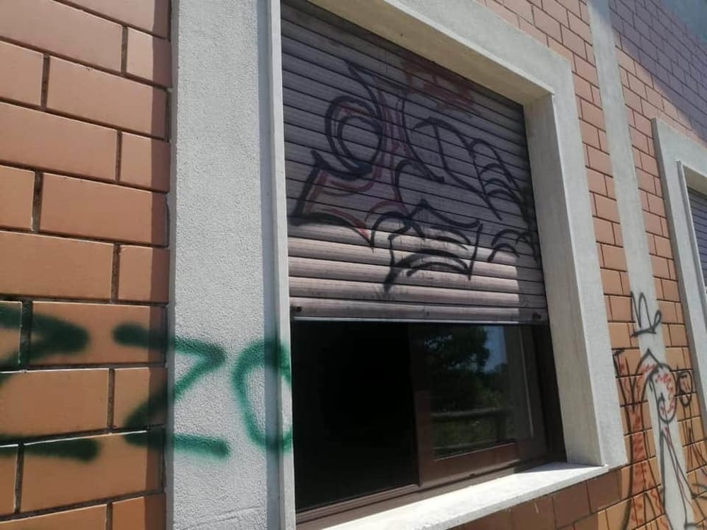Camerota, raid vandalico contro la scuola: la rabbia del sindaco