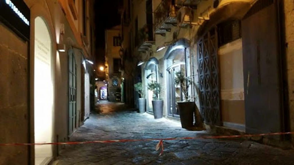 Colta da malore mentre passeggia nella movida: donna muore a Salerno