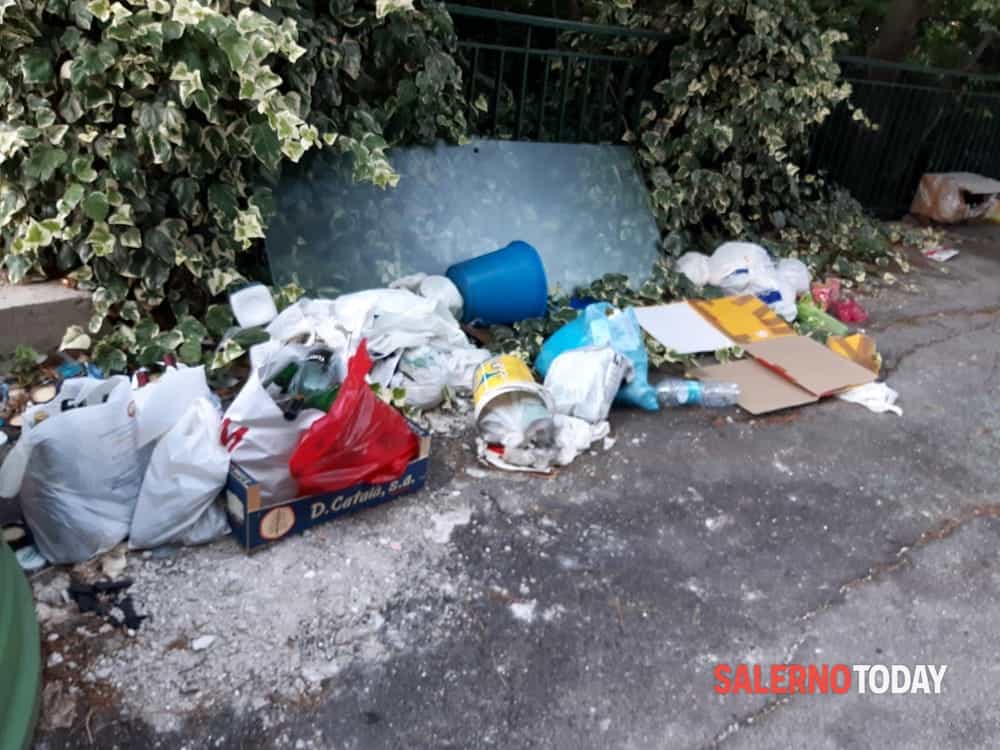 Degrado a Salerno, micro discarica in via Seripando: la denuncia