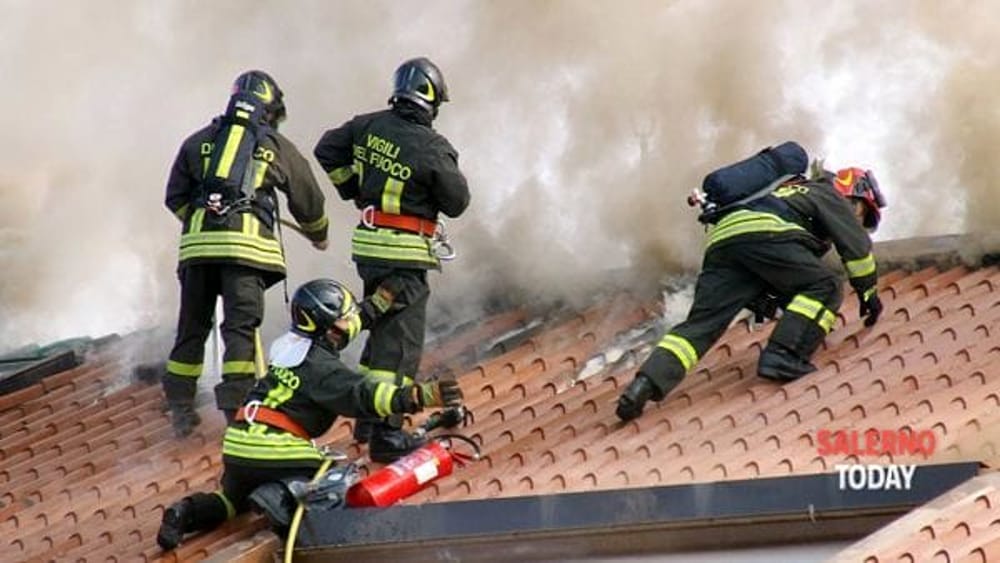 Incendio sul tetto del Seminario Diocesano a Vallo: vescovo e cittadini in strada
