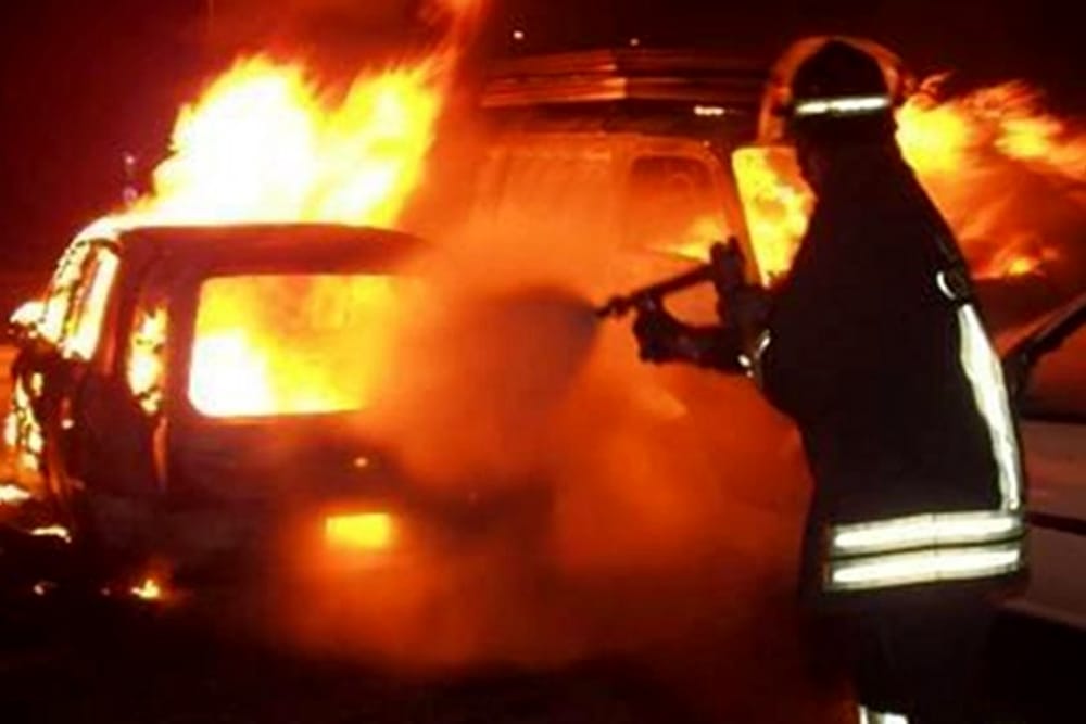 Auto sbanda e prende fuoco in galleria: paura per due giovani a Prignano