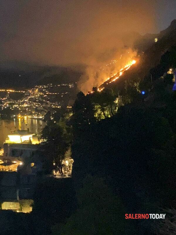 Incendio sulle colline di Positano, è caccia ai piromani: spaventati residenti e turisti