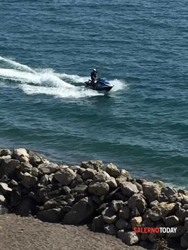 Barca rischia di schiantarsi contro la scogliera: salvati cinque turisti a Capo d'Orso