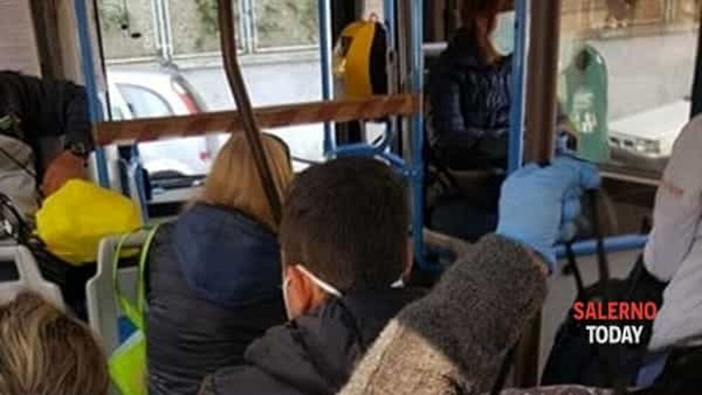 Bus affollati di studenti in Costiera, Reale a De Luca: “Rischio contagi”