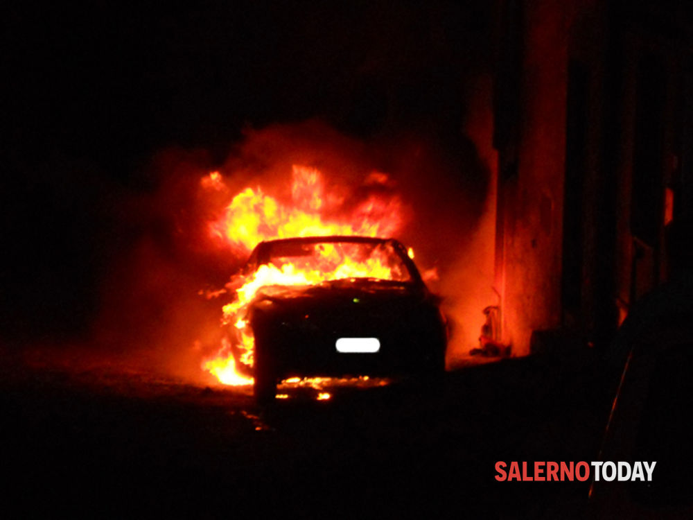 San Cipriano Picentino, auto in corsa avvolta dalle fiamme: ingenti i danni