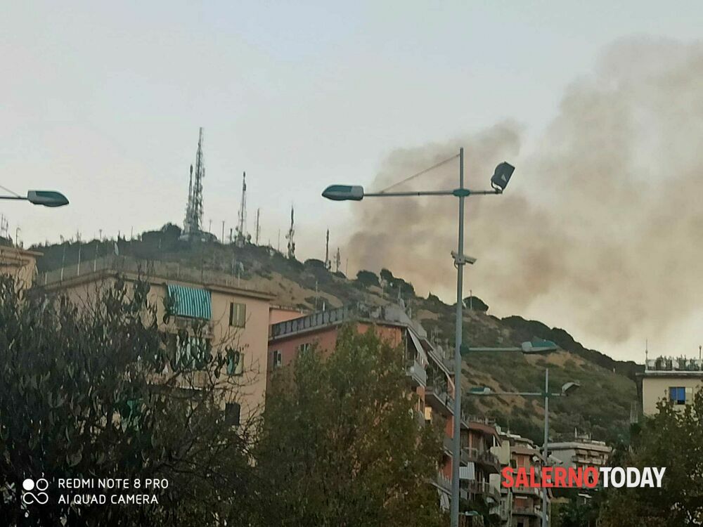 Incendio sul "Masso della Signora" a Salerno: canadair in azione