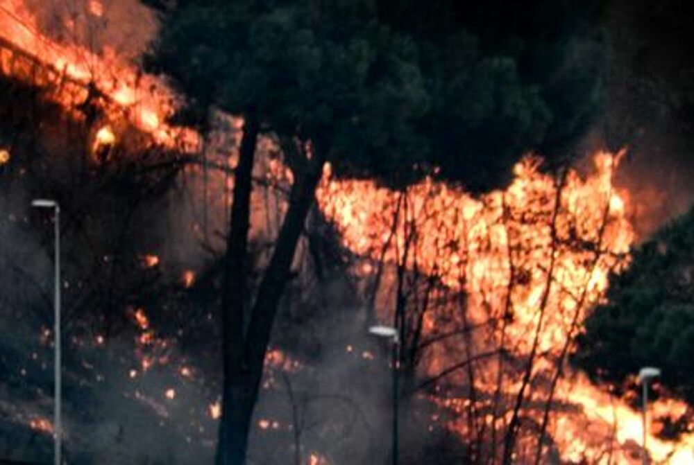 Bruciano le montagne di Salerno: in fiamme il "Monte Stella" e il "Masso della Signora"