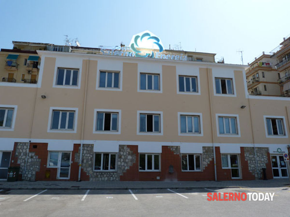 Ruba un pc dagli uffici, ladro inseguito ed arrestato sul tetto di Salerno Energia