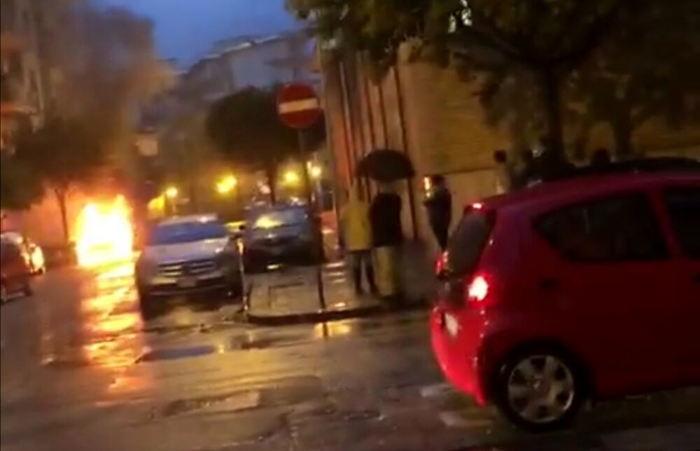 Salerno, auto in fiamme sotto la pioggia: paura tra i passanti