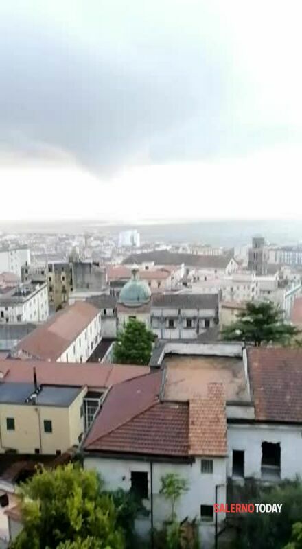 Tromba marina si abbatte su Salerno: il video