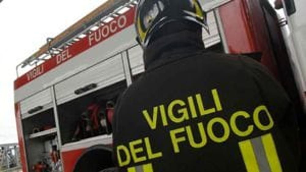 Casal Velino, camion precipita in una scarpata: arrivano i pompieri